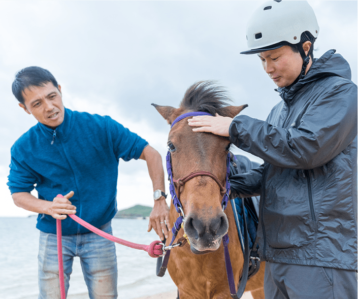 ヨナグニウマと歩く、石垣の秘浜トレッキング