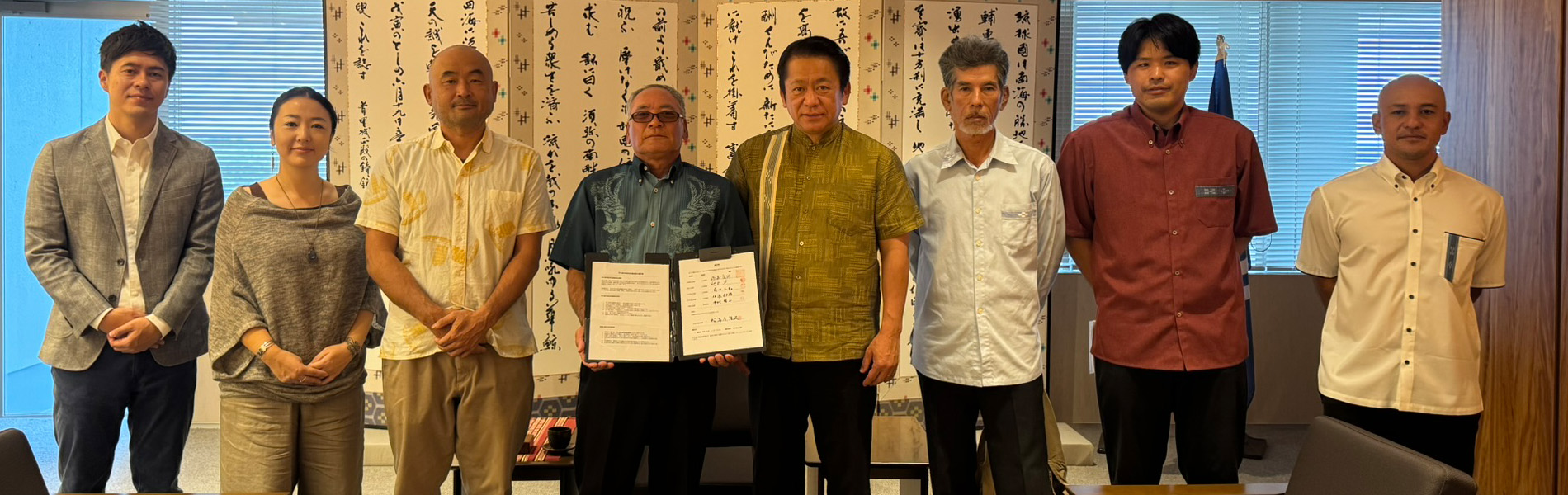 温かみのある公民館で、美しいデザインの認定証をうれしそうに受け取る様子の接写